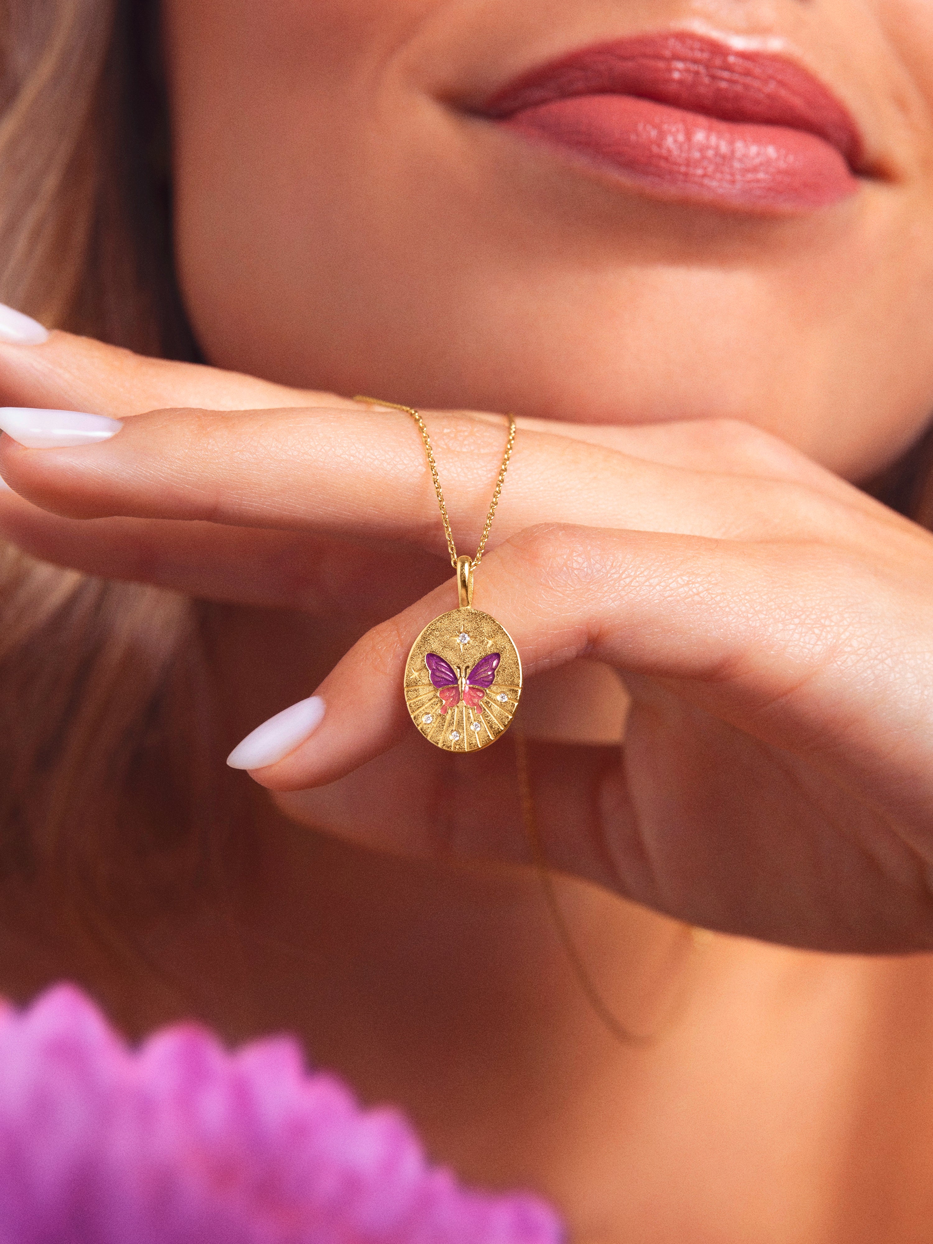 SINGULARU - Collar Medallion Butterfly Rose. Latón con SINGULARU - Collar Medallion Butterfly Rose. Latón con