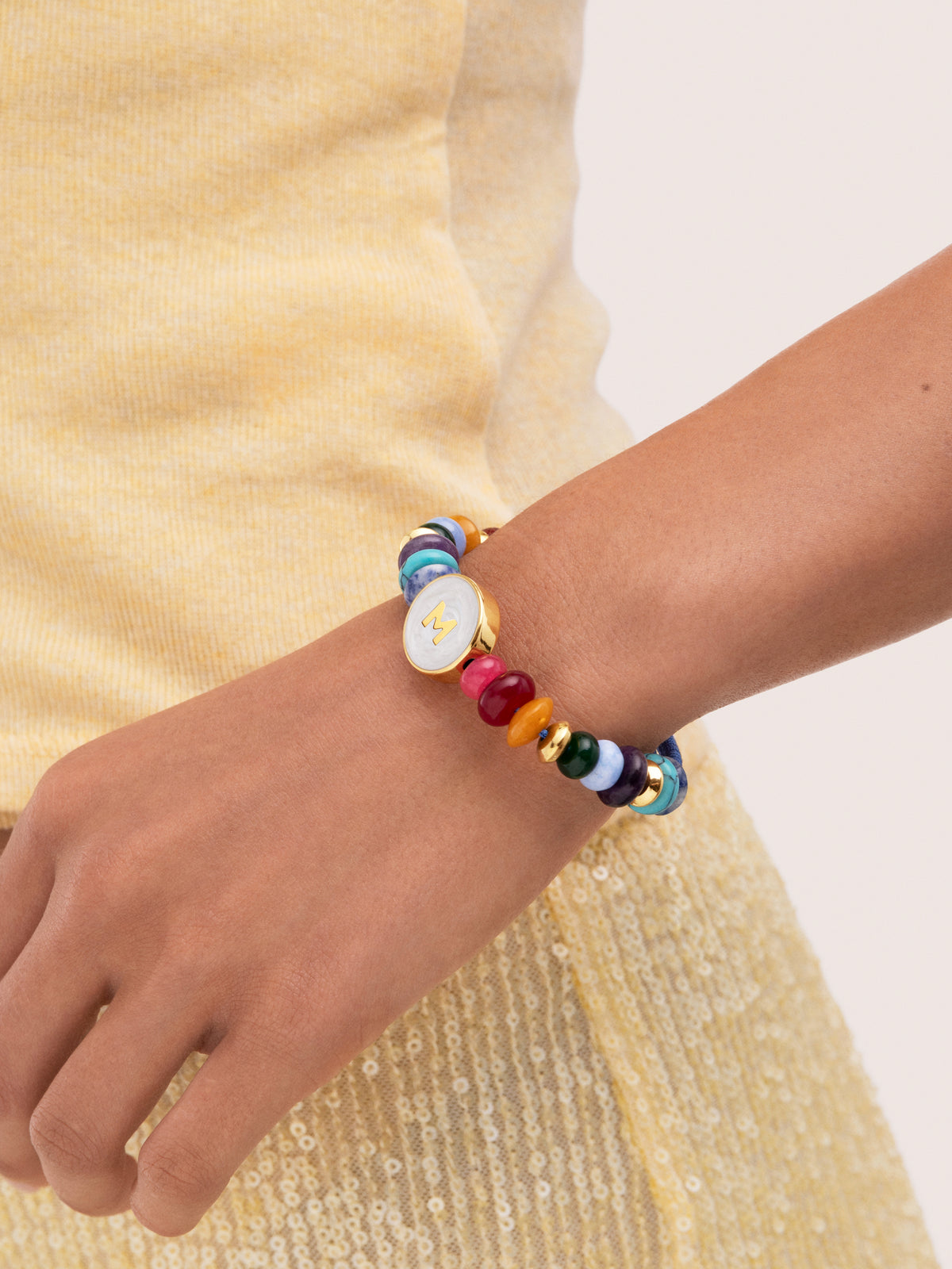 Pulsera Personalizada Letter Nácar Acero Baño Oro - puesto en modelo