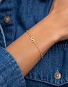 Single Letter armband van staal met gouden plating - puesto en modelo