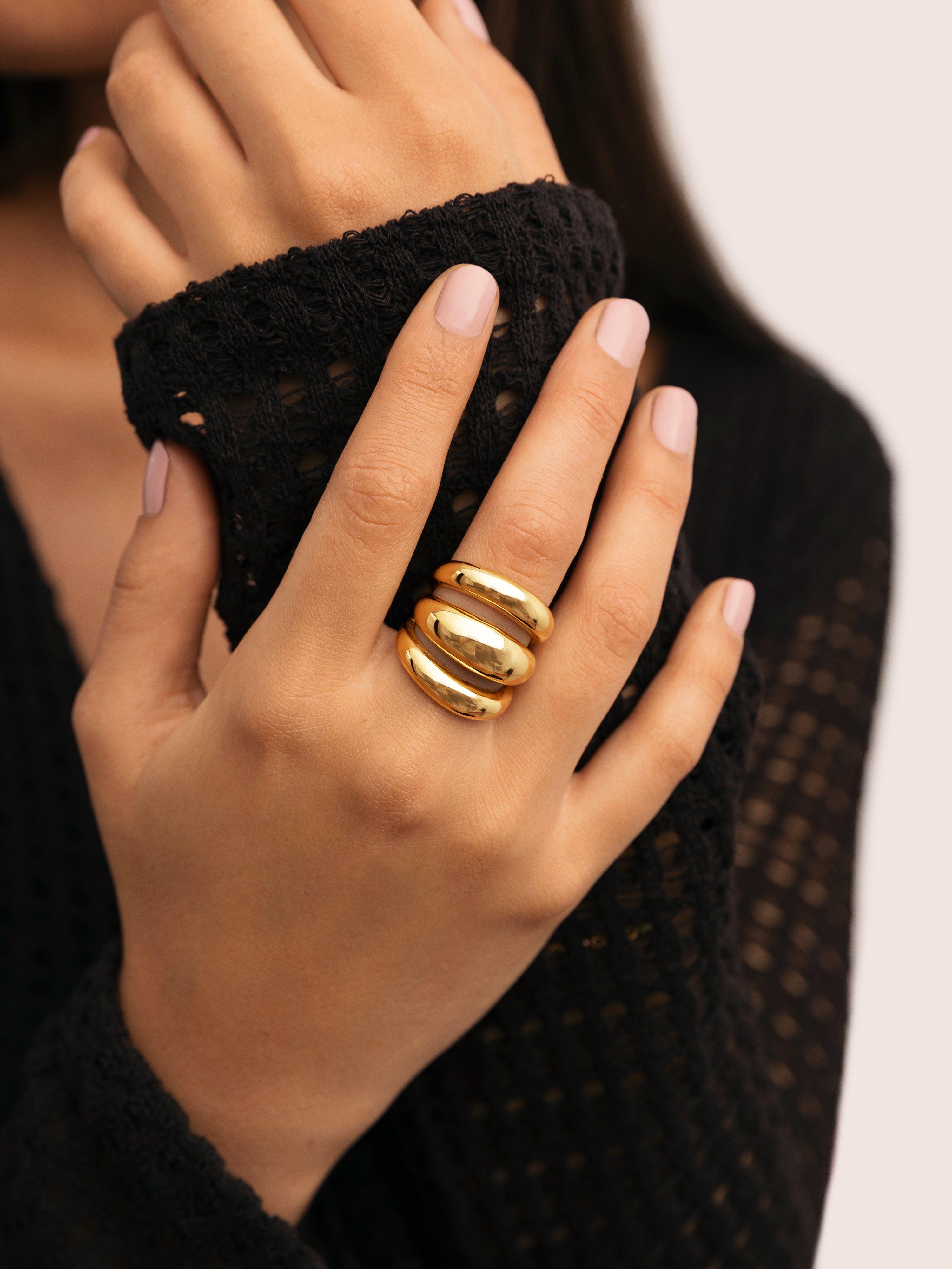 Anillo Dune Aire Para Mujer - Acero Bañado En Oro 18K, Diseño Calado, Tallas 10-18, Joya De Verano
