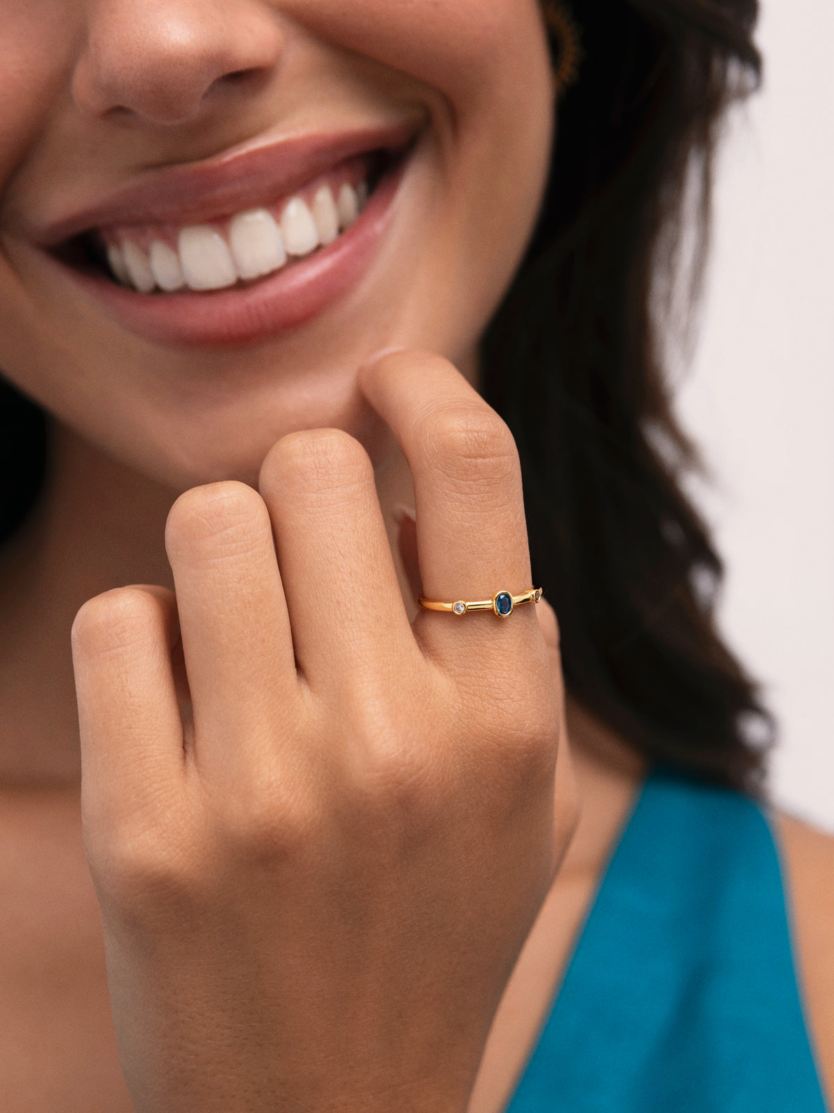 Anello Leonor Indaco Placcato Oro - puesto en modelo