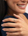 Anillo Margarita - puesto en modelo
