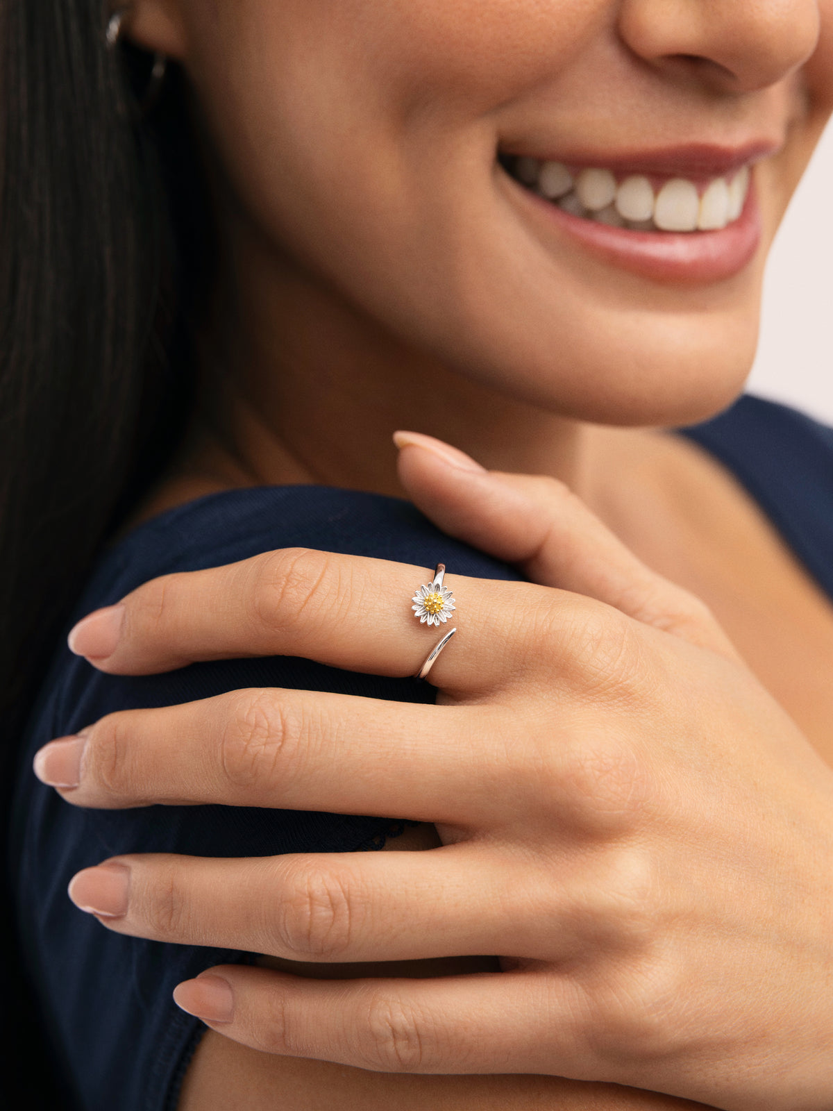 Anillo Margarita - puesto en modelo