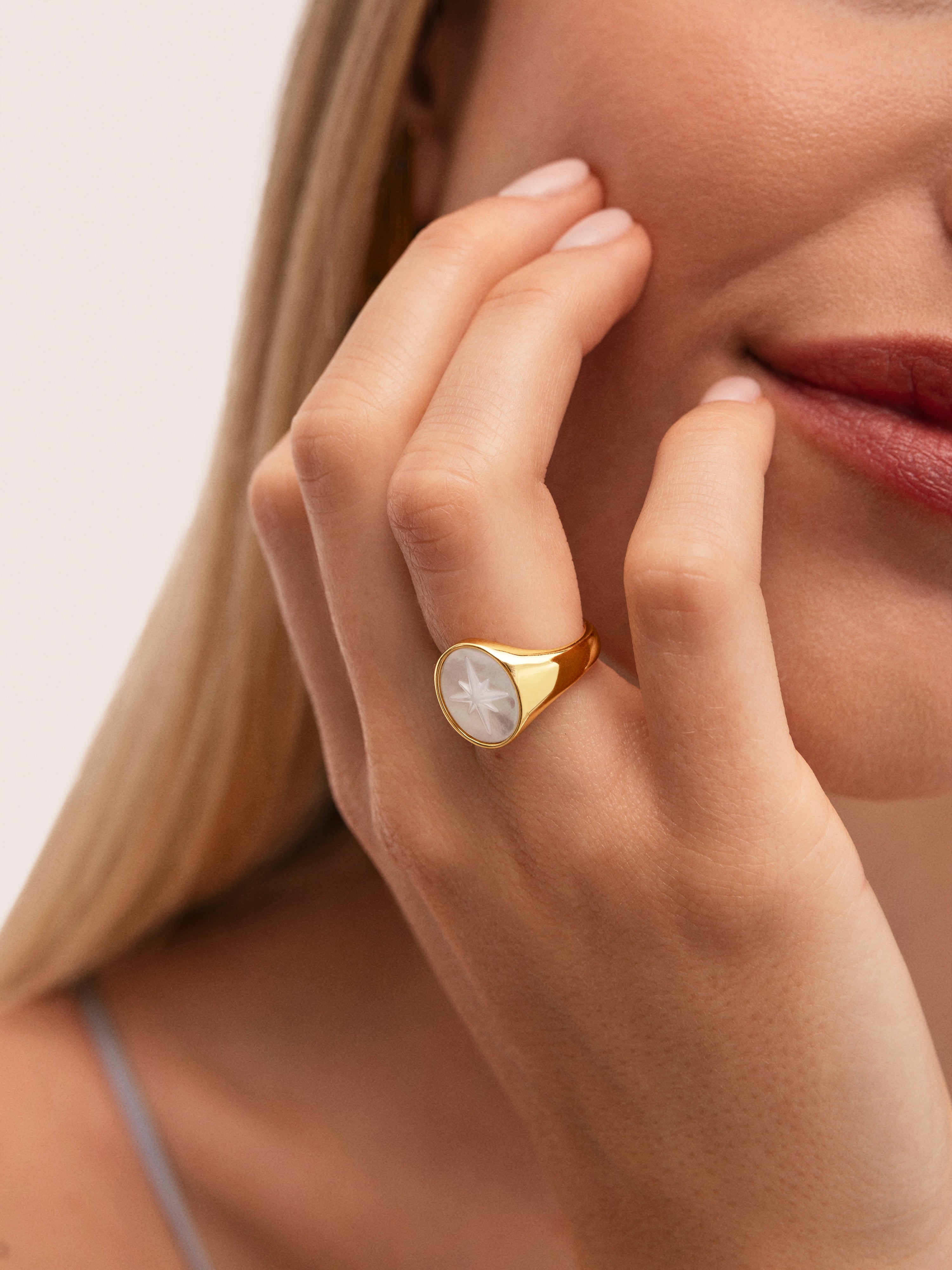 Ring Rosa de Los Vientos Perlmutt Vergoldet