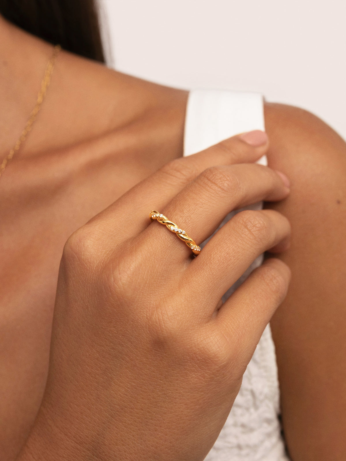Anillo Tressia Baño Oro - puesto en modelo