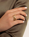 Anillo Trinity Acero Baño Oro - puesto en modelo