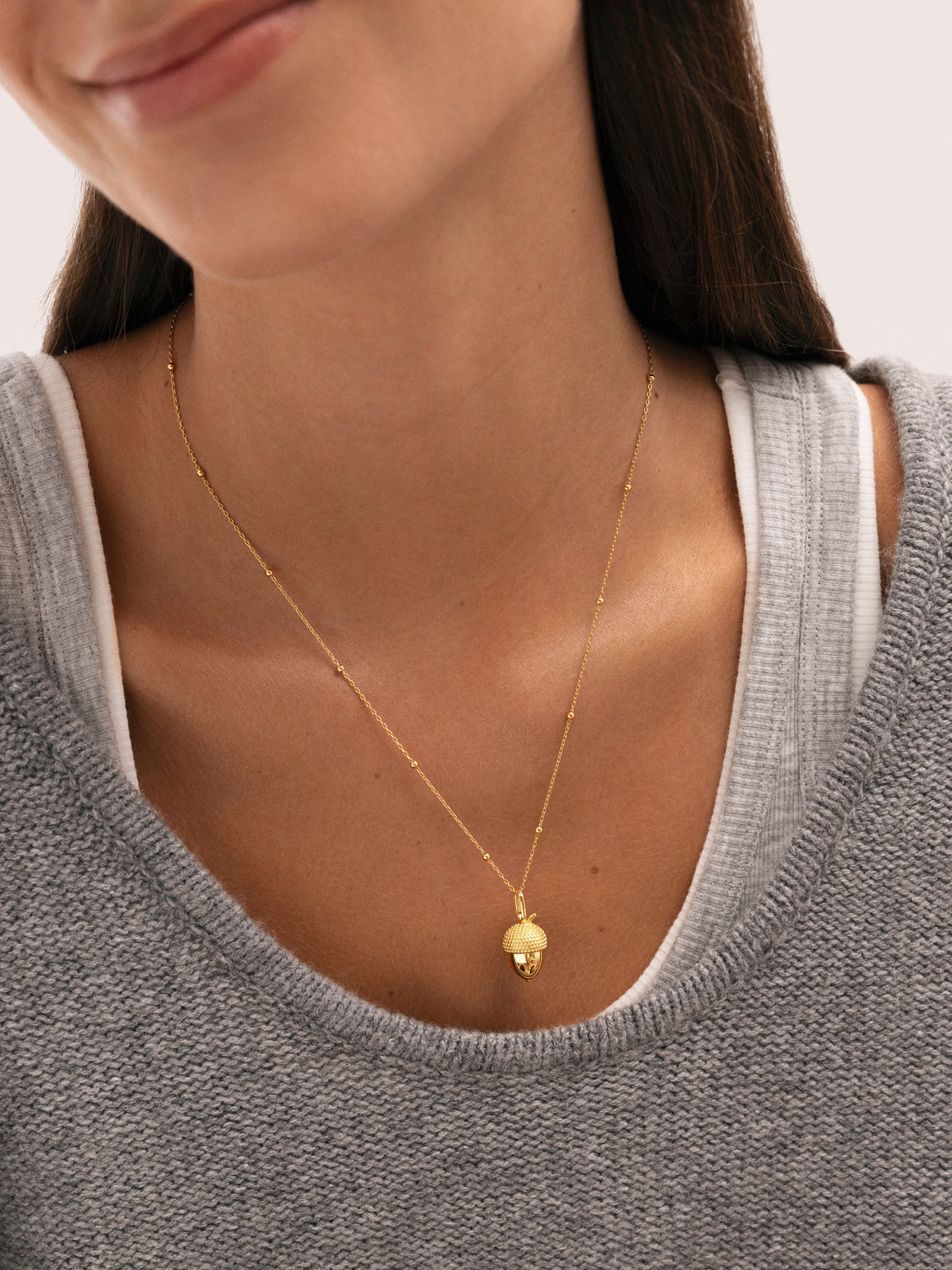 Charm Bellota Baño Oro - puesto en modelo