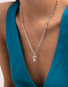 Toy Poodle Charm - puesto en modelo