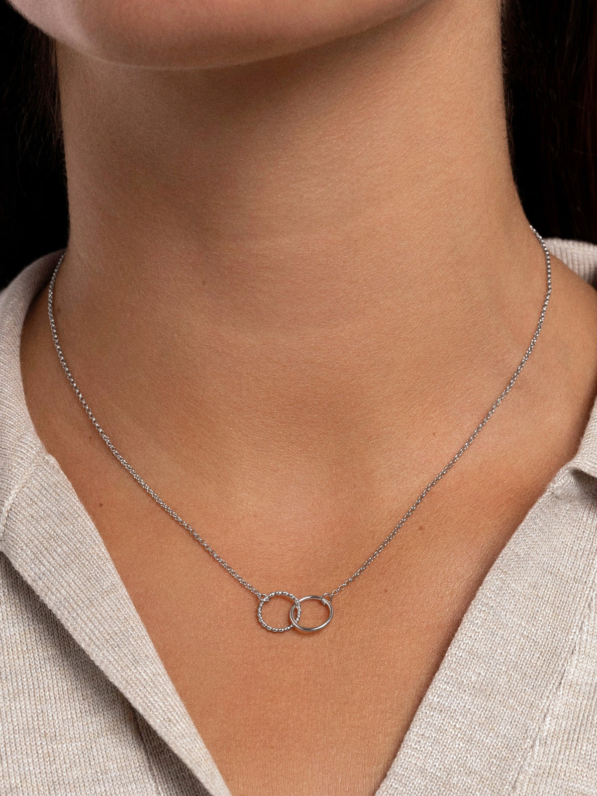 Collar Circles Twist Acero - puesto en modelo