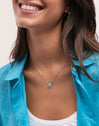 Collar Hydra Azul Acero Baño Oro - puesto en modelo