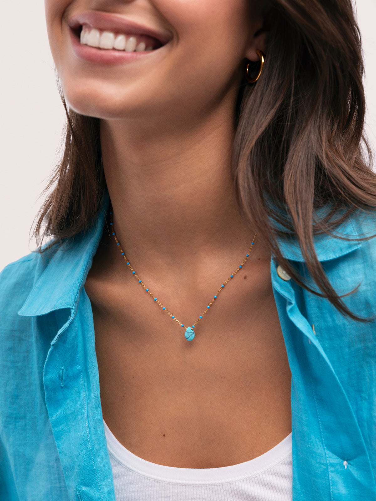 Collar Hydra Azul Acero Baño Oro - puesto en modelo