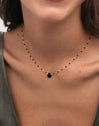 Collar Hydra Negro Acero Baño Oro - puesto en modelo