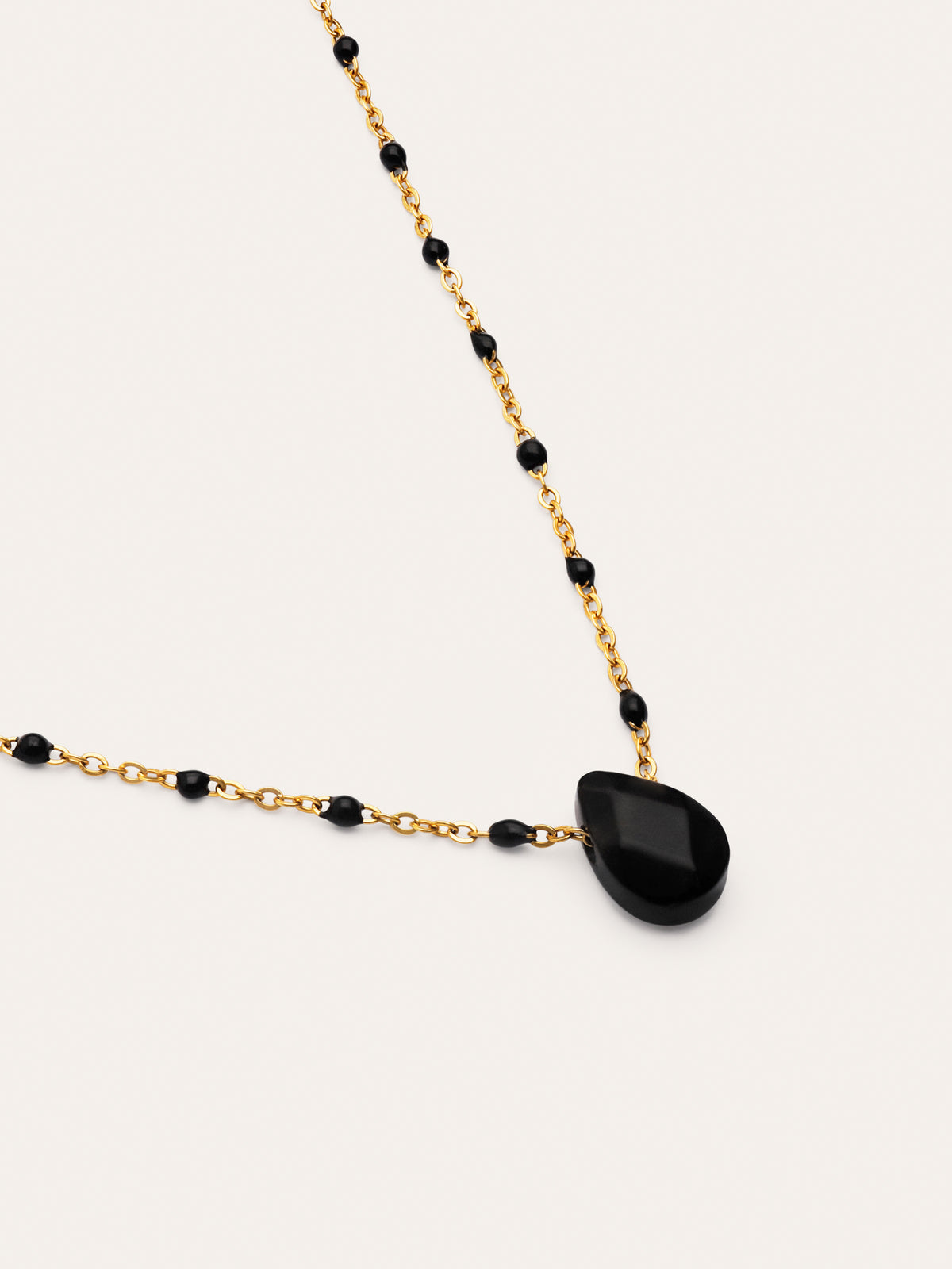 Imagen detalle de Collar Hydra Negro Acero Baño Oro