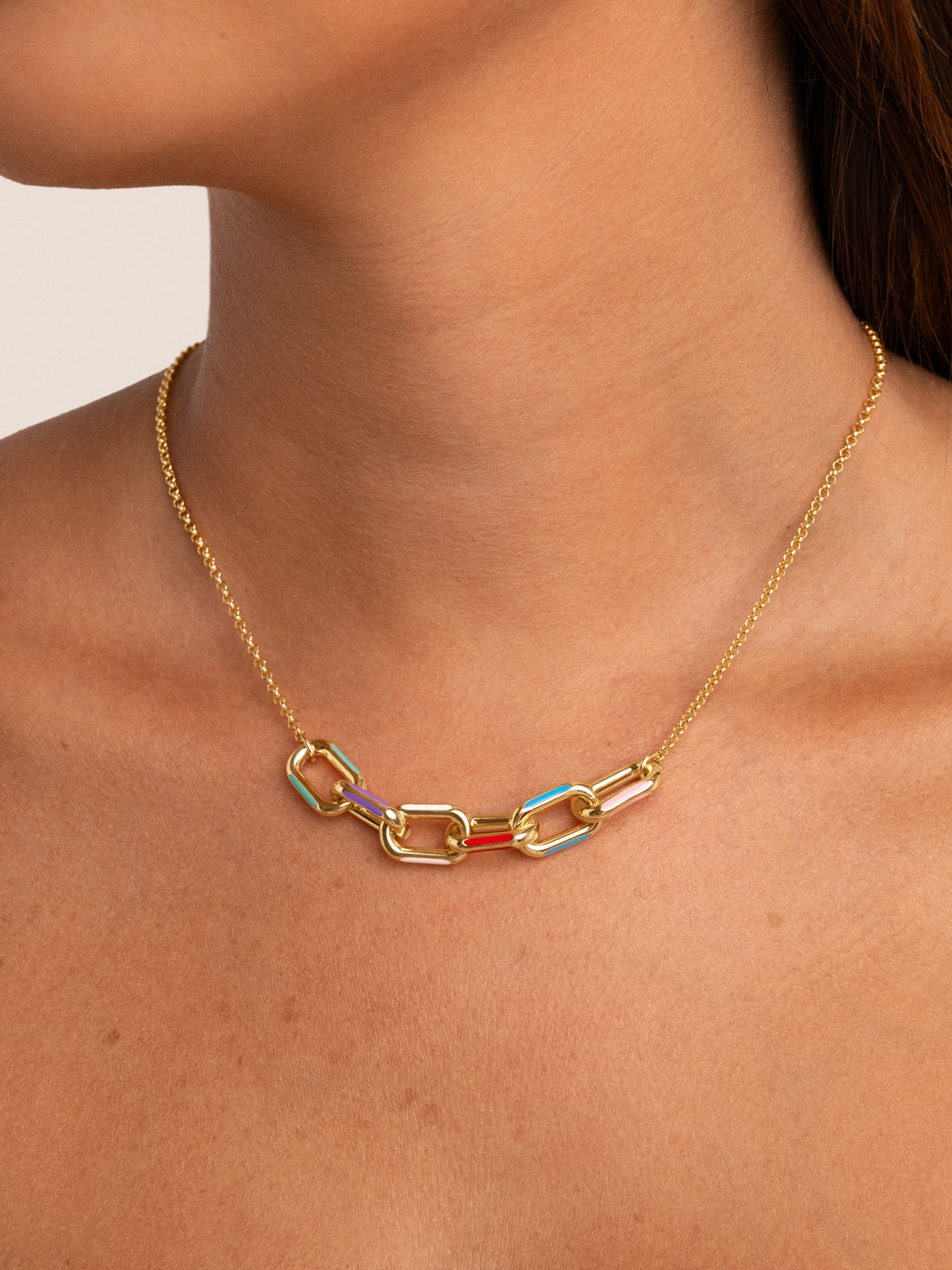 Collar Link Rainbow Enamel Baño Oro - puesto en modelo