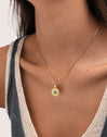 Collar Medallion Aqua Acero Baño Oro - puesto en modelo