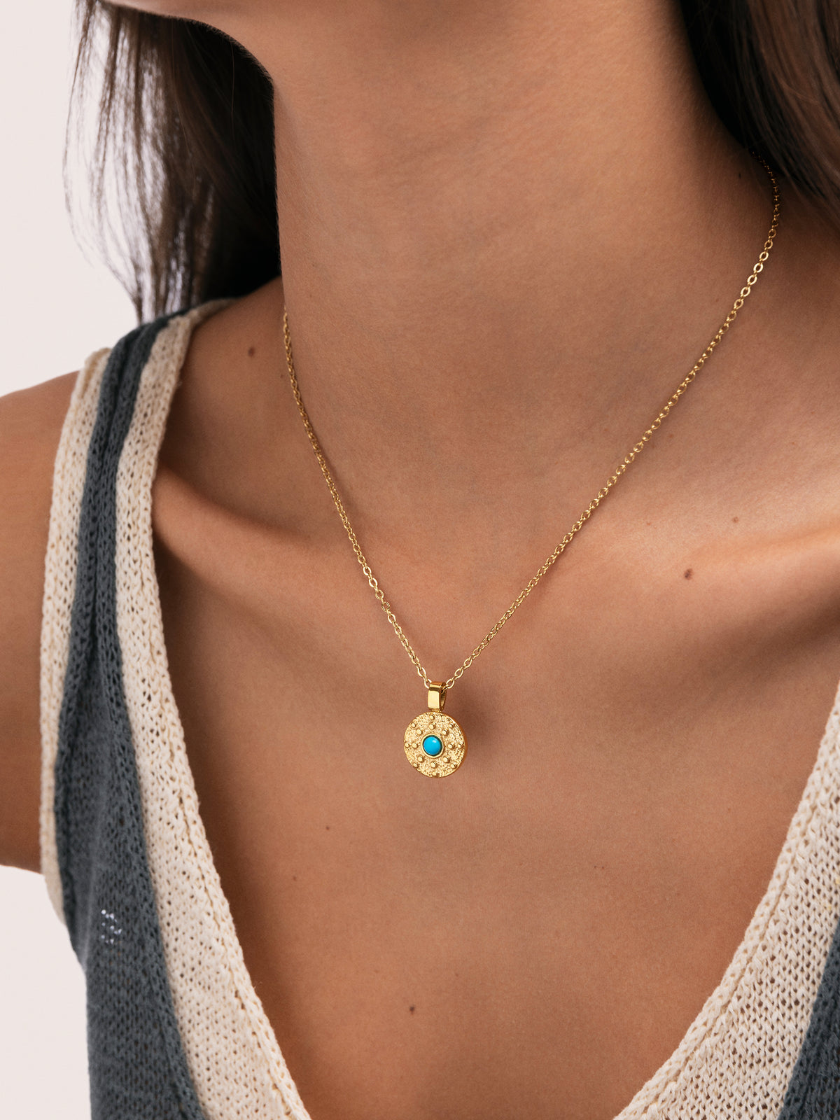 Collar Medallion Aqua Acero Baño Oro - puesto en modelo