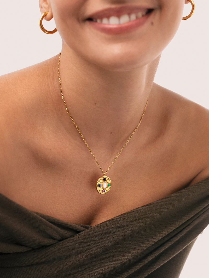 Collar Medallion Five Stones Mística Acero Baño Oro