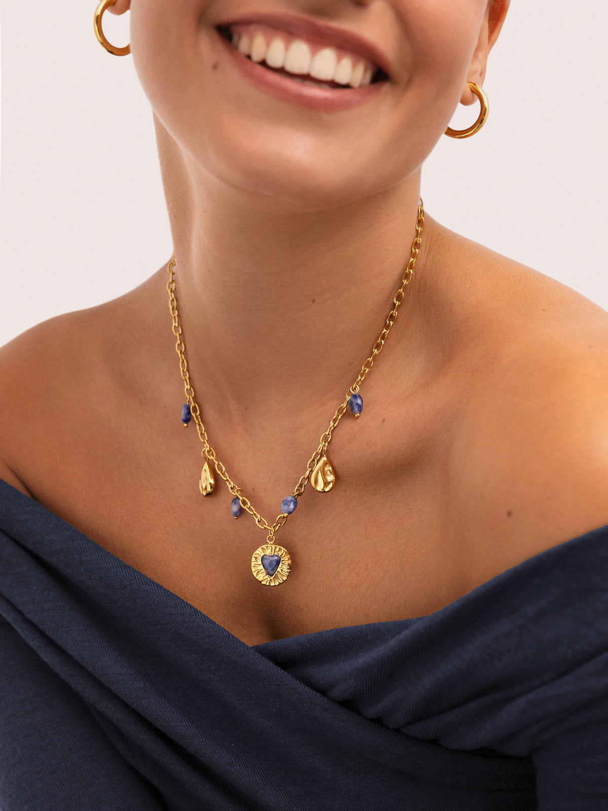 Collar Multicharms Denim Cianita Acero Baño Oro - puesto en modelo