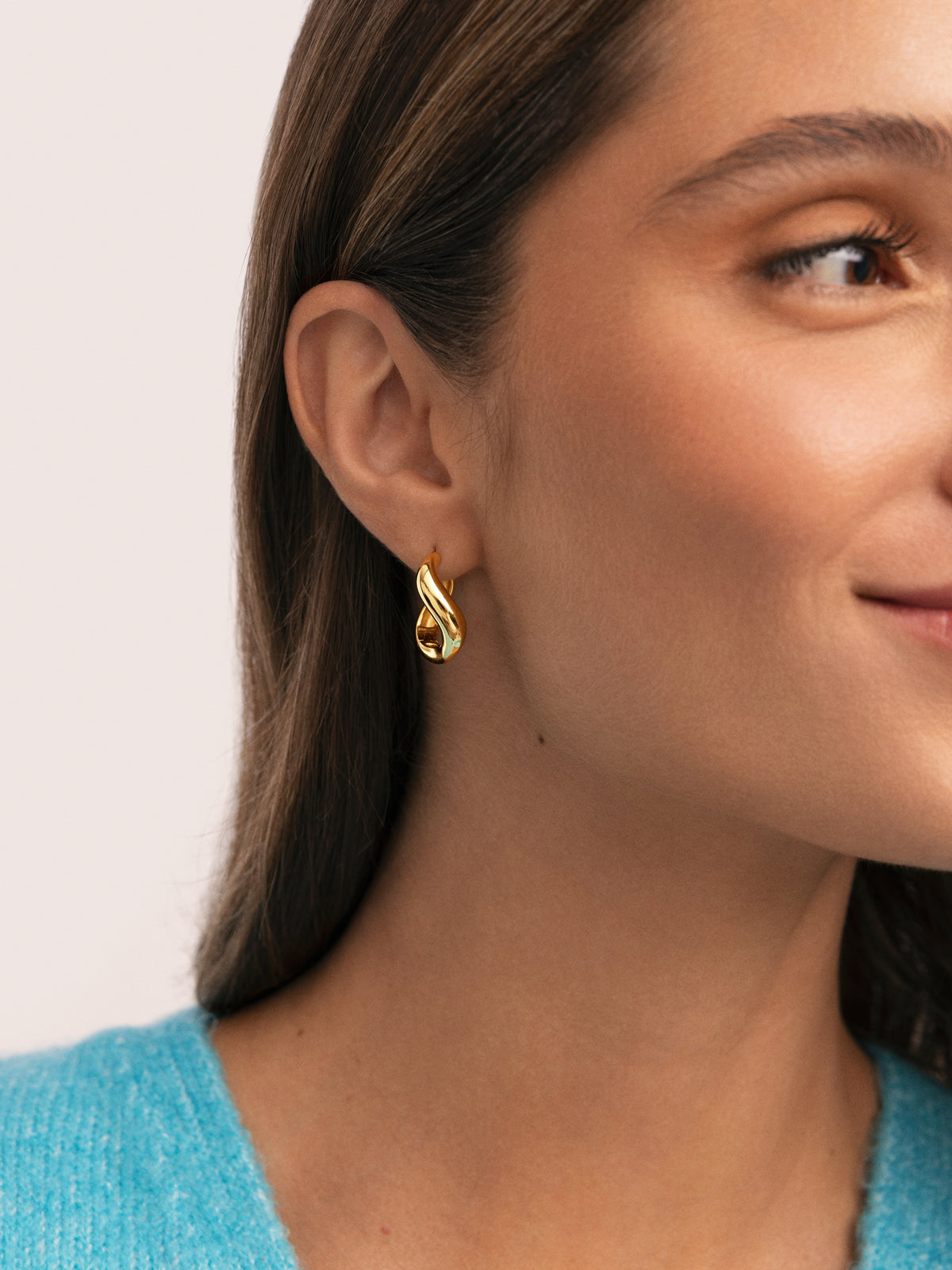 Pendientes Aro Onda Baño Oro - puesto en modelo