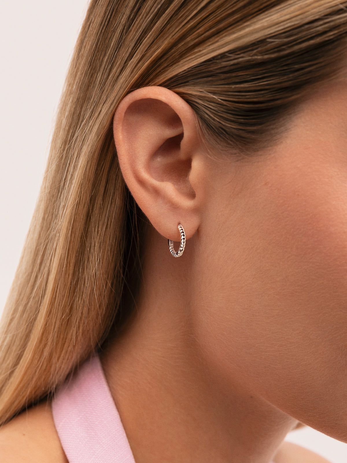 Pendientes Aro Twist Acero - puesto en modelo