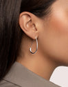 Pendientes Gota Arch Acero - puesto en modelo