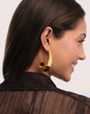 Boucles d'oreilles longues coquillage acier plaqué or - puesto en modelo