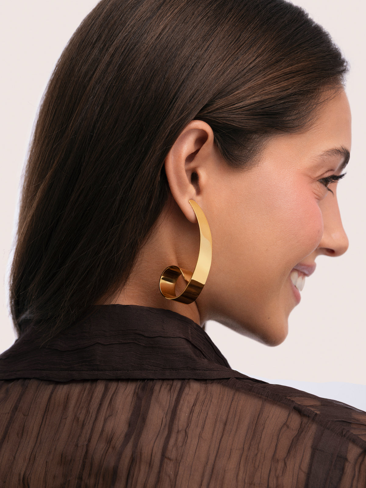Boucles d'oreilles longues coquillage acier plaqué or - puesto en modelo