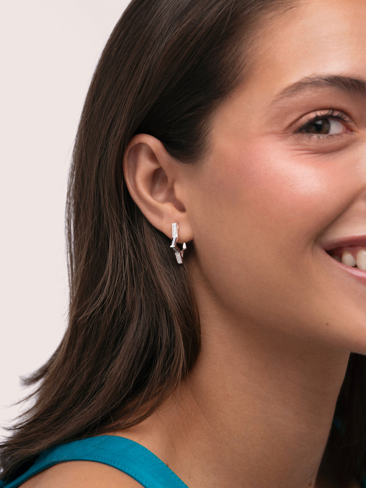Pendientes Superstar Sparks - puesto en modelo