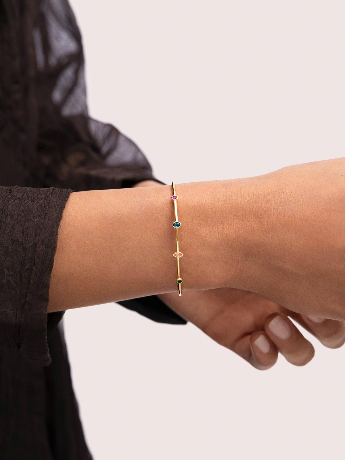 Bracciale Rigido Leonor Placcato Oro - puesto en modelo