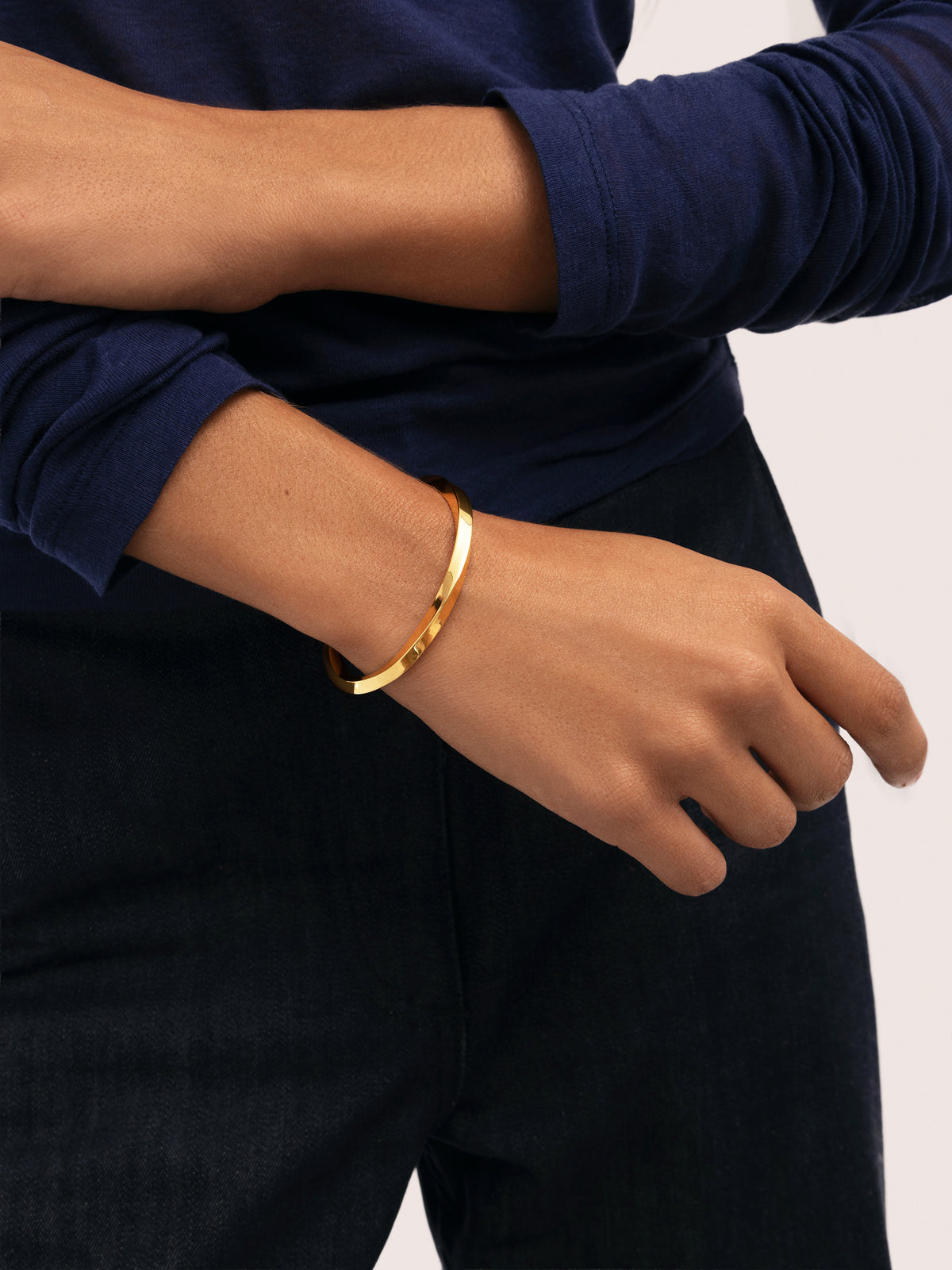 Bracciale Rigido Lizze Acciaio Placcato Oro - puesto en modelo