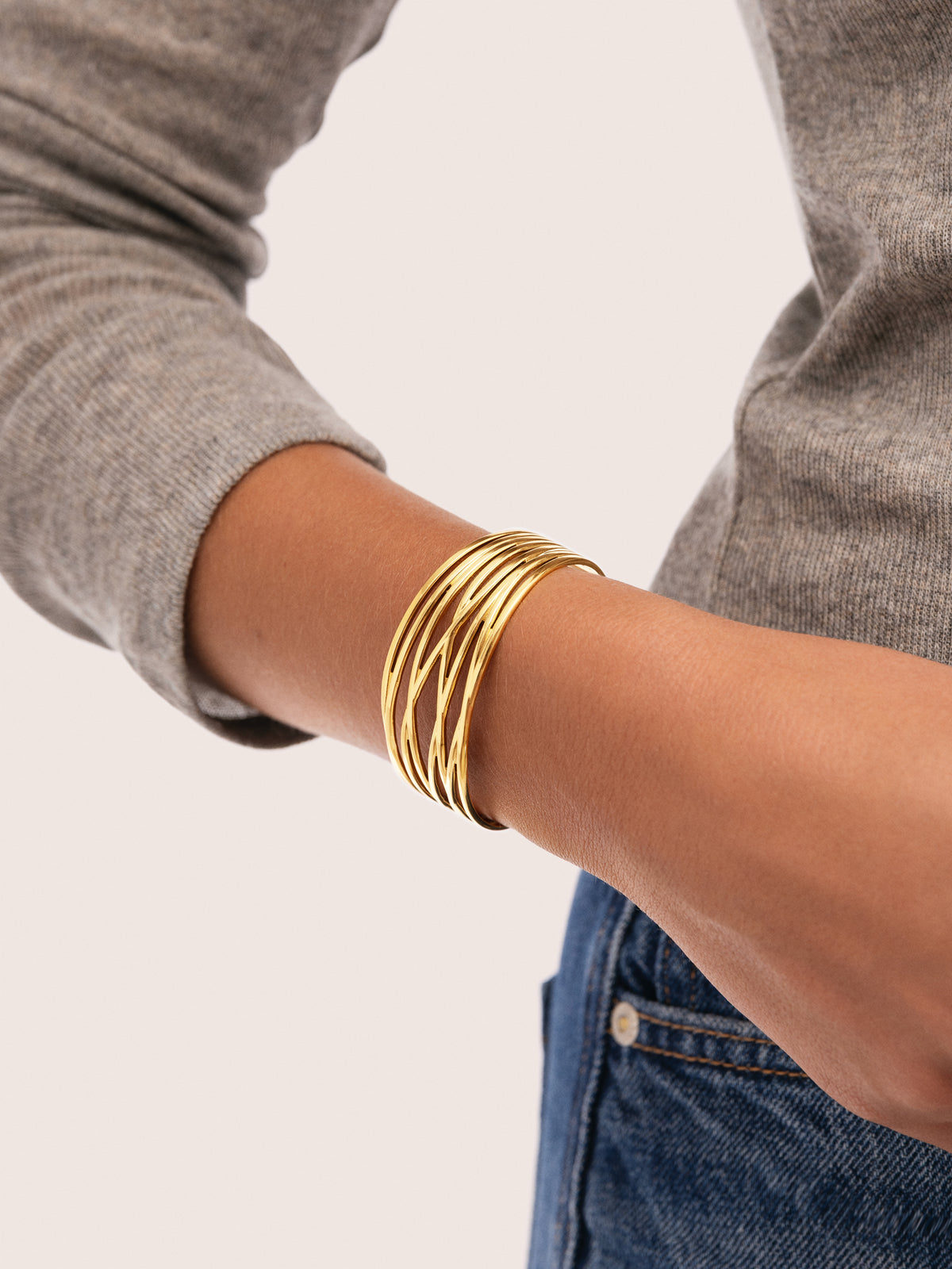 Brazalete Odisea Acero Baño Oro - puesto en modelo