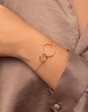 Sister Armband Staal Verguld met Goud - puesto en modelo