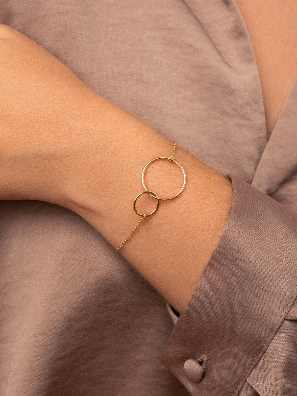 Sister Armband Staal Verguld met Goud - puesto en modelo