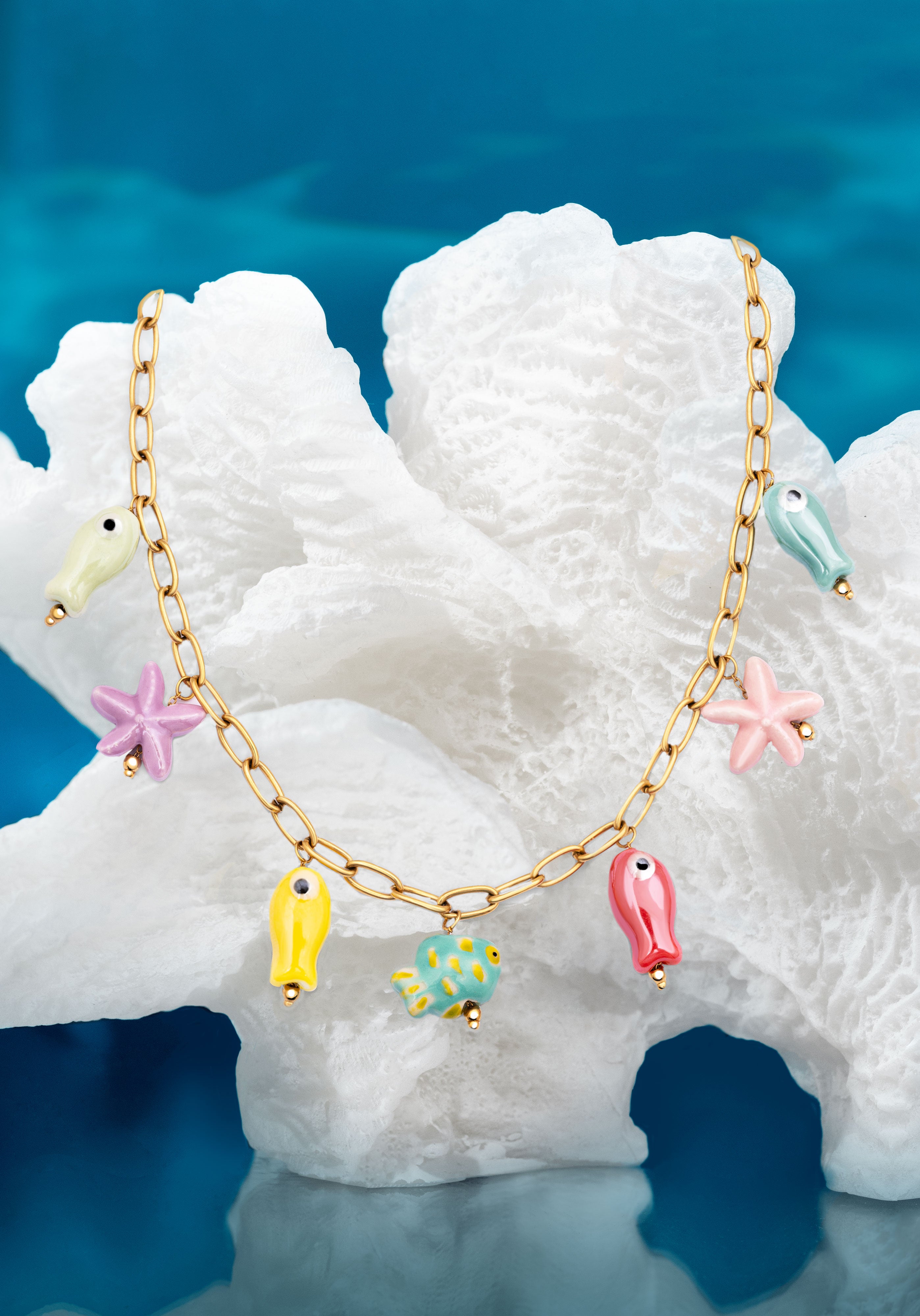 El collar arrecife de peces grandes y maxis de colores de cerámica es ideal para verano. Un collar de cadena fina con peces, estrellas, caracolas y motivos marinos.