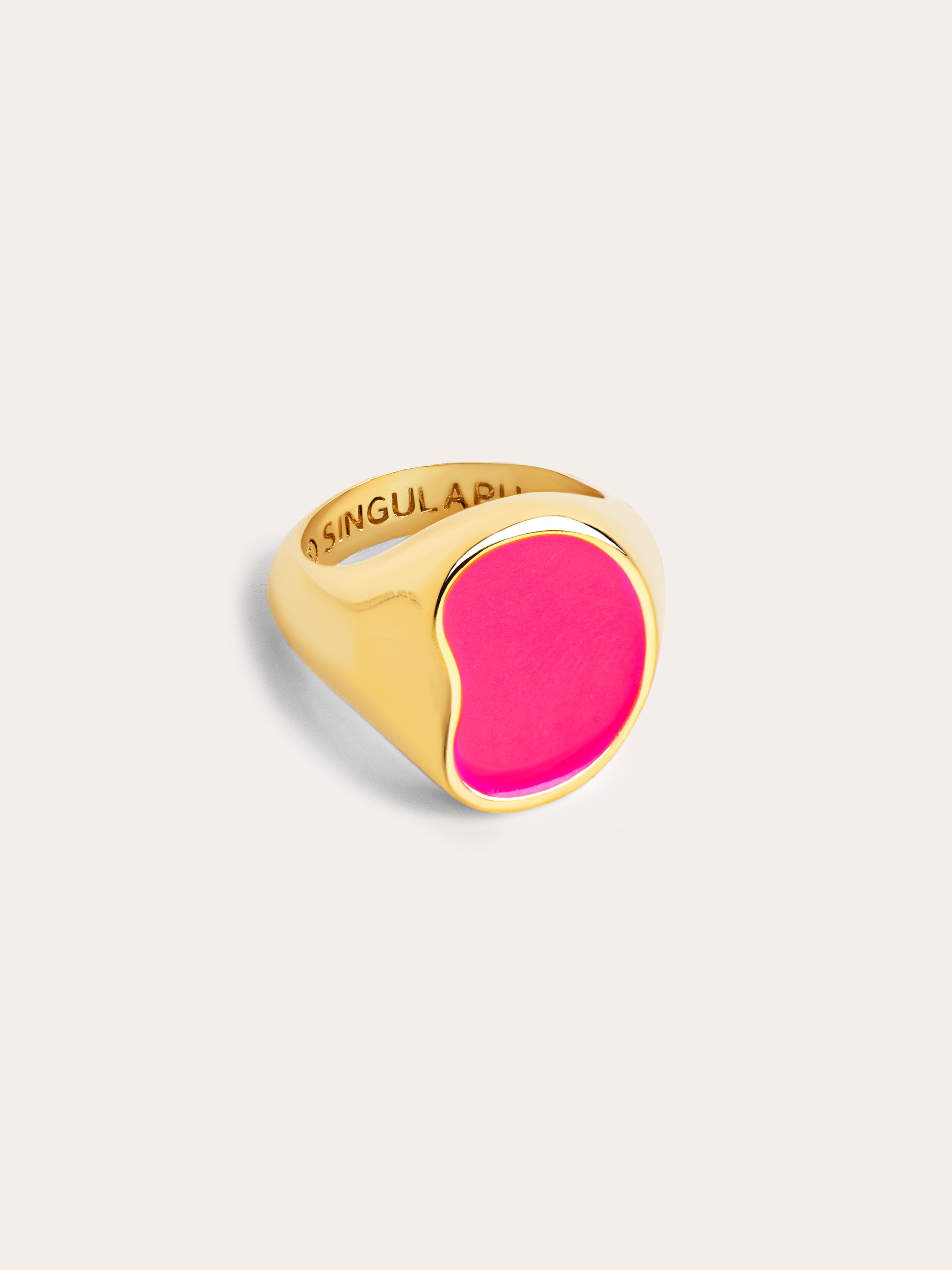 Anillo Signet Bean Neon Pink Enamel Oro